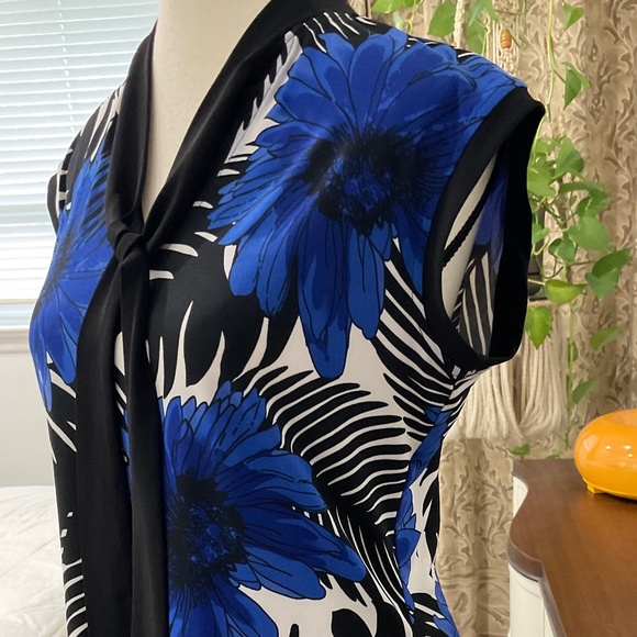 Floral Design Top - Picture 2 of 5